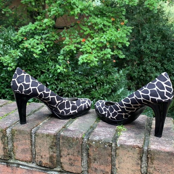 Bandolino animal print 4” Classic heels with slight platform - Picture 8 of 9